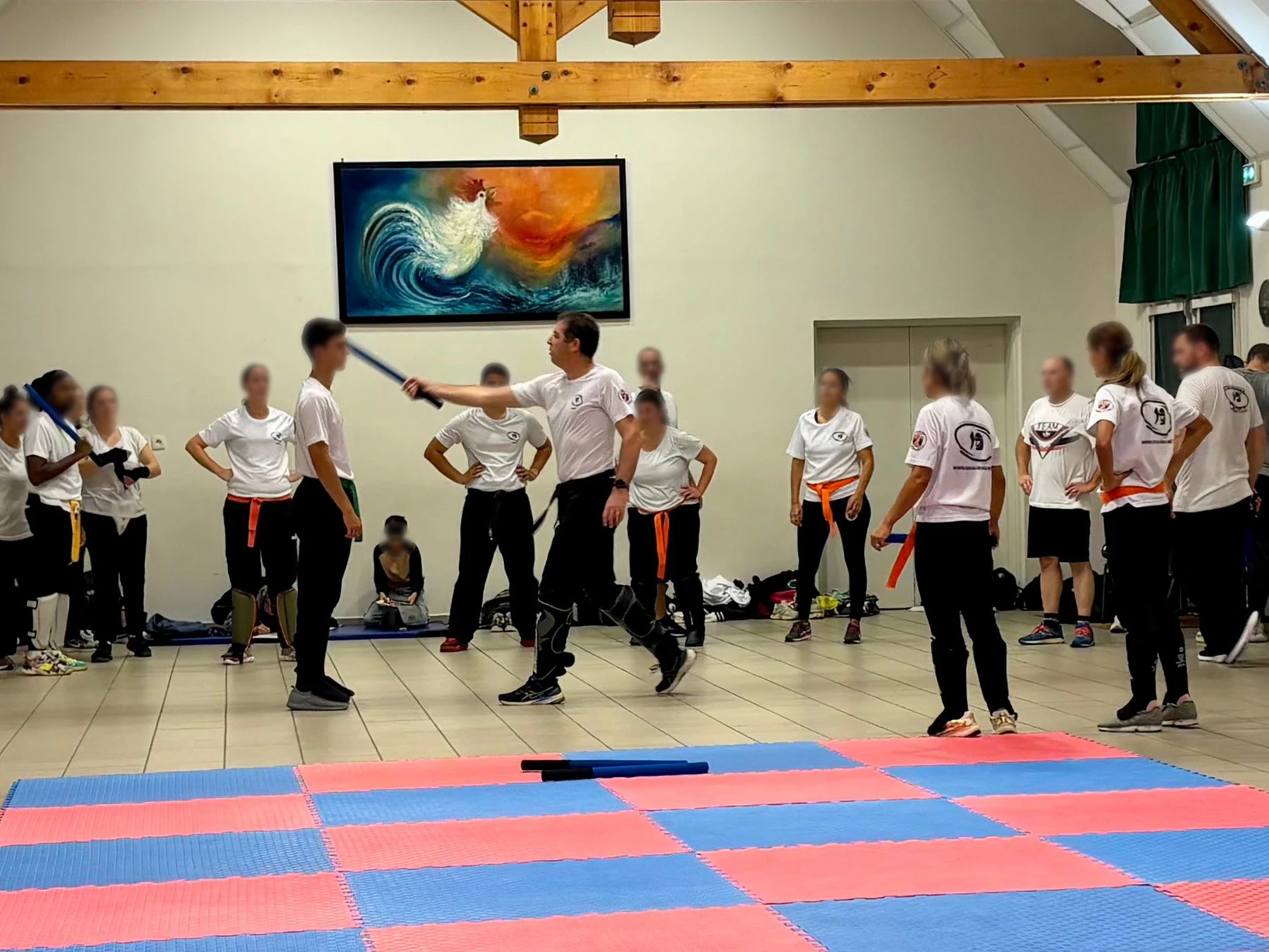 Démonstration d’une technique de Krav Maga devant un groupe de pratiquants