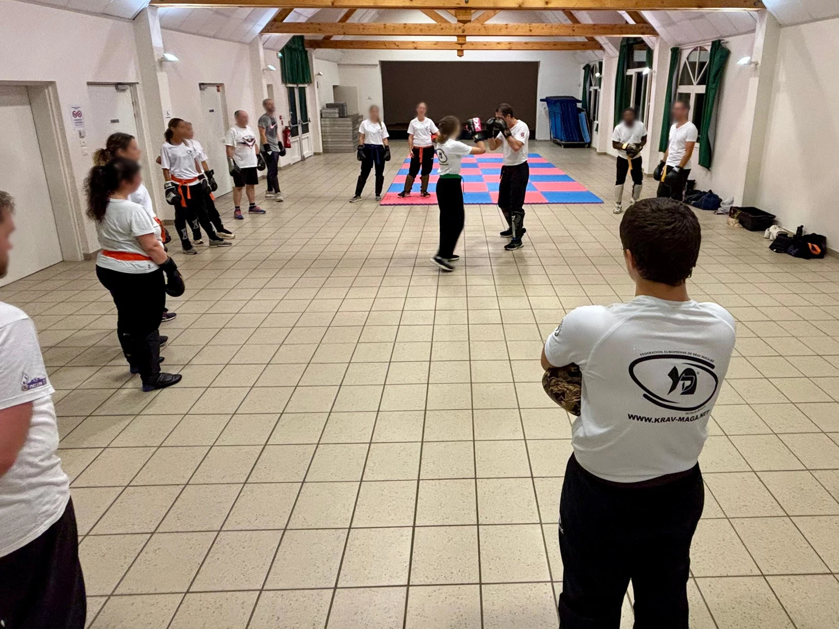 Démonstration d’un exercice de frappe pendant un entraînement collectif